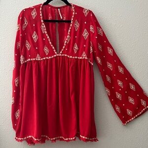 Free People Boho Red tunic, bell sleeves, keyhole back.
Pop over top
Sz S